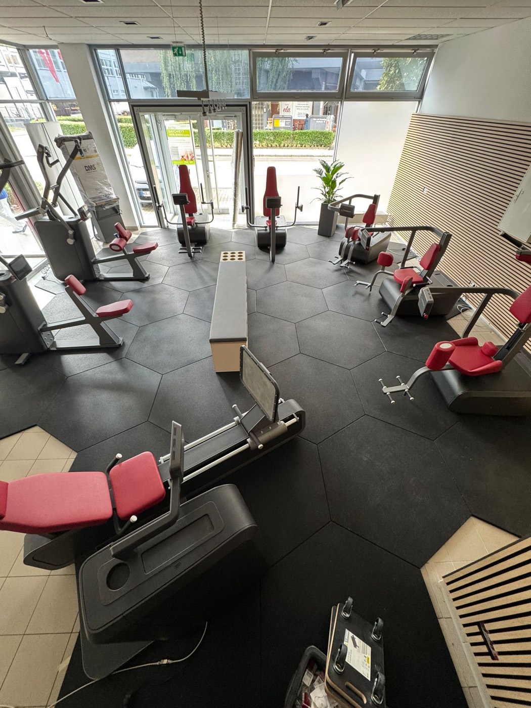 Studio mit MYecotile Gummifliesen als Bodenbelag