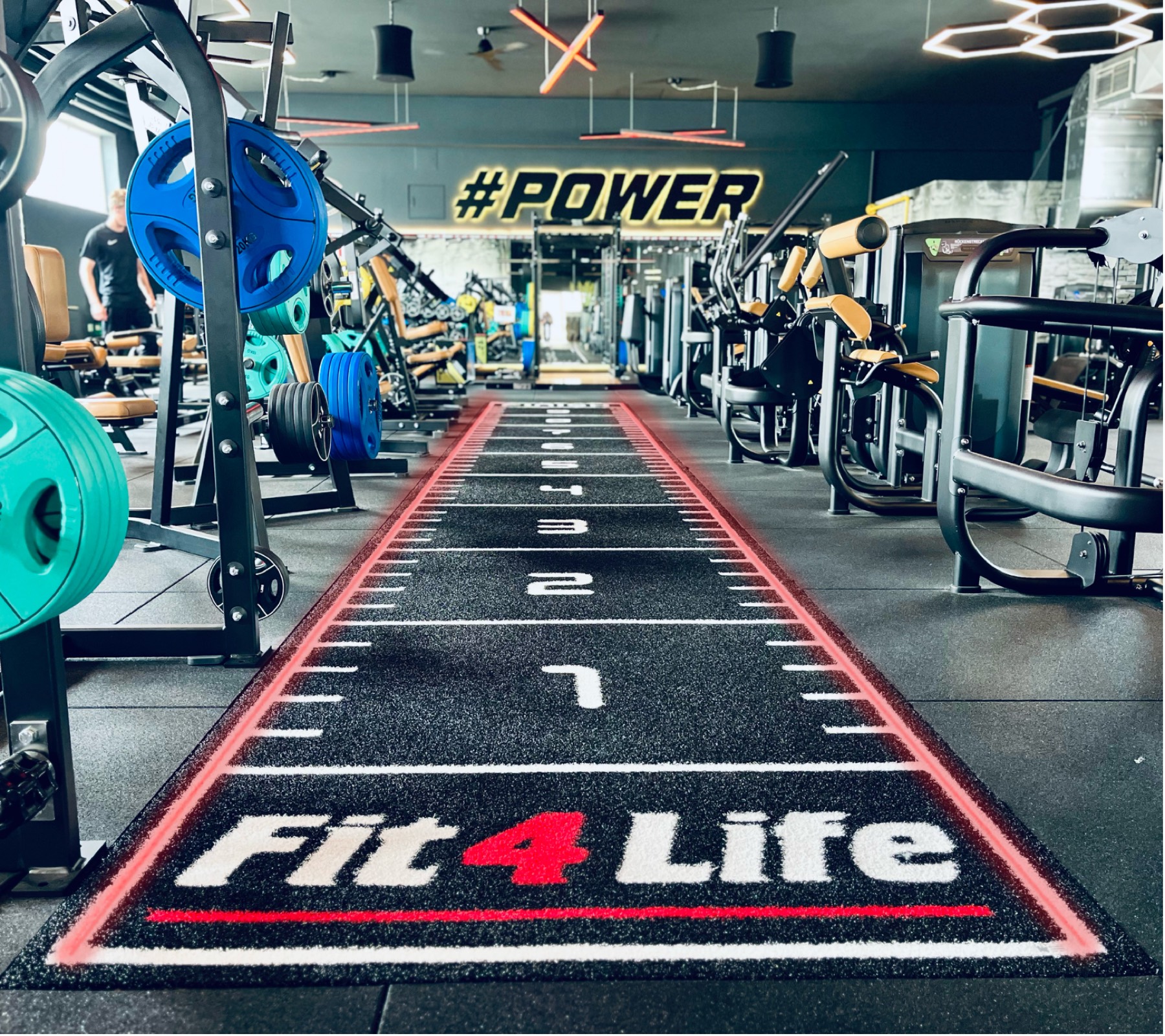 Beleuchtete Sprintbahn mit LED-Kante in einem Fitnessstudio