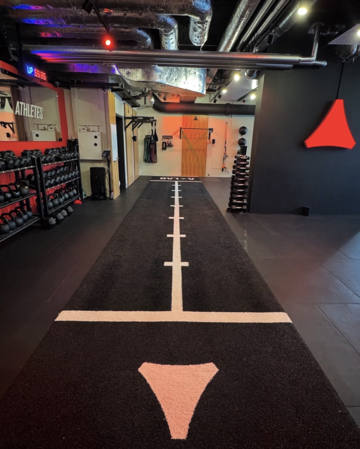 Sled auf MYtrainingclub Kunstrasen mit Startmarkierung für HYROX Sled Push
