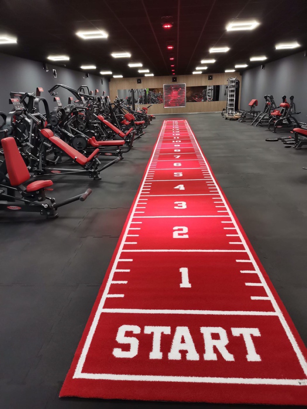 Rote Sprintbahn mit Startmarkierung im Trainingsbereich